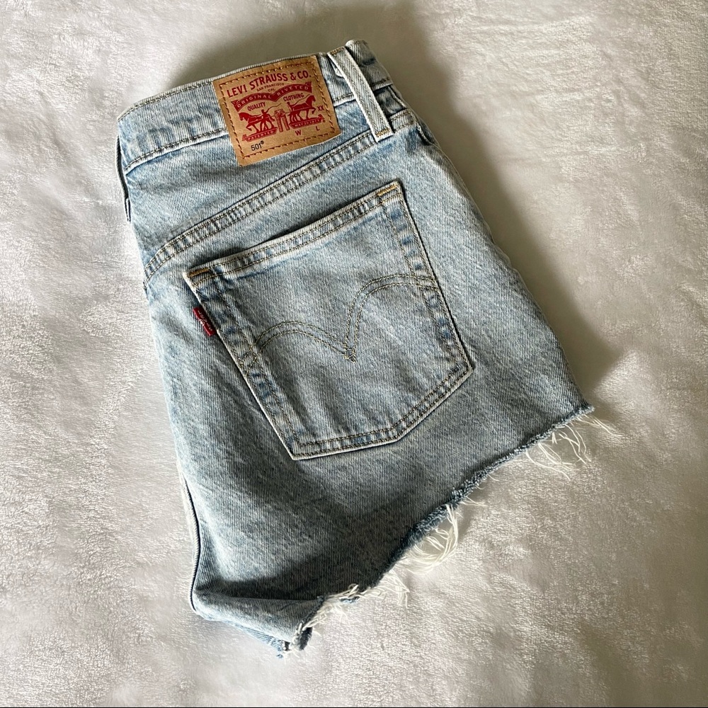 ❗️Levi’s 501 light wash jean shorts